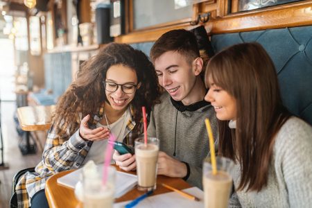 Adolescentes y jóvenes, usos, consumos y vulnerabilidades en las redes sociales